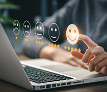 Person am Laptop gibt Feedback